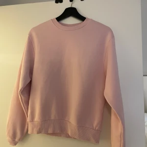 Rosa tjocktröja från gina🩷 - Jättefin rosa tjocktröja från ginatricot, använd 1 gång jättebra skick, originalt köpt med byxor som ett set🩷