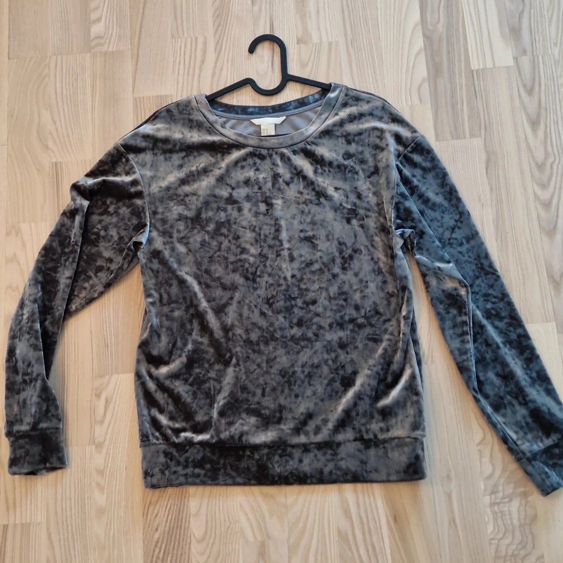 Mörkgrå sammetströja med lång ärm