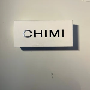 Chimi solglasögon transparent grå - Säljer ett par stilrena solglasögon från Chimi med transparent grå båge och rektangulär form 05. Kommer i originalbox och fodral.  Aldrig använda! Skriv till mig om du har några funderingar.  