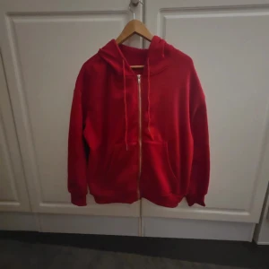 Röd hoodie med dragkedja och huva - Bra skick storlek M