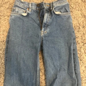 Blå jeans från WIN i rak modell - Klassiska blå jeans från WIN i rak passform. Jeansen har fem fickor, gylf med dragkedja och knapp samt snygga kontrastsömmar. Tillverkade i slitstarkt denimtyg som ger en tidlös look. Perfekta för dig som gillar enkel och clean stil.