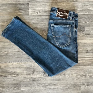 Jacob cohen jeans  - Snygga blå jeans från Jacob Cohën i klassisk rak modell. Jeansen har tydliga kontrastsömmar, fem fickor och diskret broderad J på myntfickan. Tillverkade i mjukt denim med exklusiv känsla och detaljerad finish modell 688