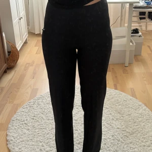 Svarta yoga pants från lager 157, stl S - Helt oanvända svarta yoga pants från 157 i storlek S (liten i storleken). Byxorna har hög midja och är tillverkade i ett ribbat, stretchigt material. Modellen är rak och lös i benen.