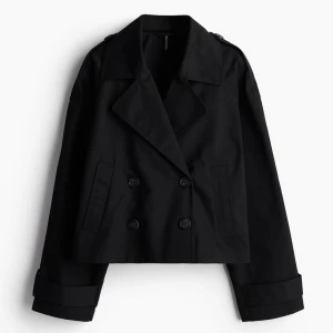 Trenchcoat  - Säljer denna trenchcoaten från H&M som är helt slutsåld och efterfrågad!! Den är i storlek xs och har knappast kommit till användning🖤