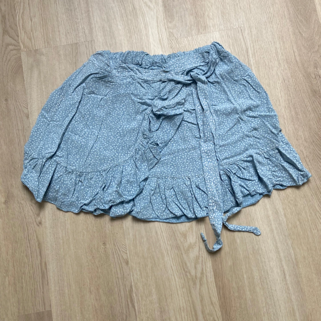 Blå omlottkjol med volang