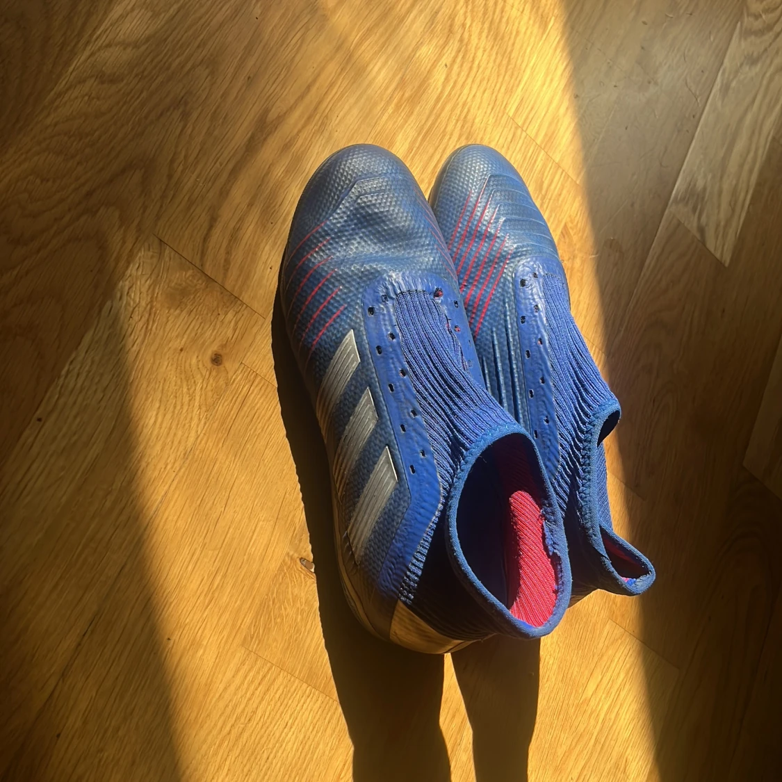 Blå adidas fotbollsskor utan snörning - 1