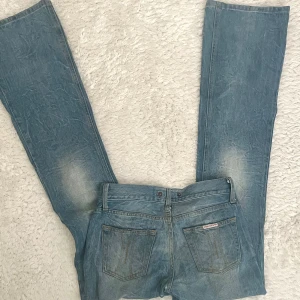 Fornanna ljusblå lågmidjade bootcut jeans - Snygga ljusblå lågmidjade jeans från Fornanna med klassisk femficksdesign och bootcut. Säljer då de tyvärr inte kommer till användning längre🥺 Innerbenslängden: 83cm, midjemåttet rakt över: 35.