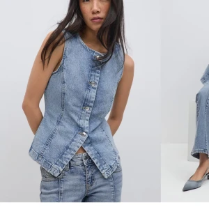 Jeansväst med knappar - Snygg jeansväst med knappar framtill. Säljer denna trendiga jeansväst från Gina Tricot. Storlek L men passar absolut en M då den är väldigt figursydd och inte har stretch. Helt oanvänd med prislapp kvar. 