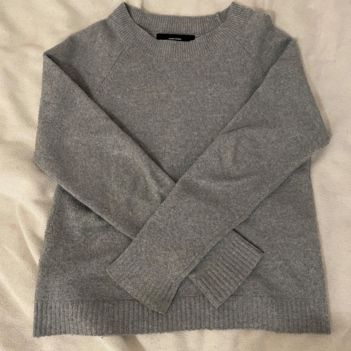 Grå stickad tröja från Vero Moda - 1