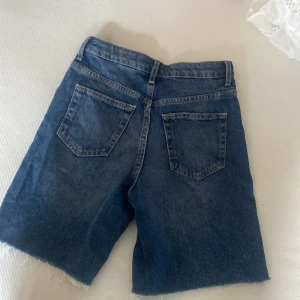 Jeansshorts  - Helt oanvända.Från hm barnavdelning men passar mig som har xs. Kan diskutera pris vid snabb affär