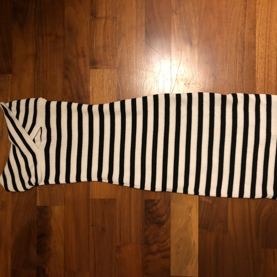 Randig tajt axelbandslös klänning - 3