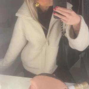 Vit teddyjacka - Säljer denna mysiga trendiga teddyjackan. Använd några gånger så i bra skick💓💓