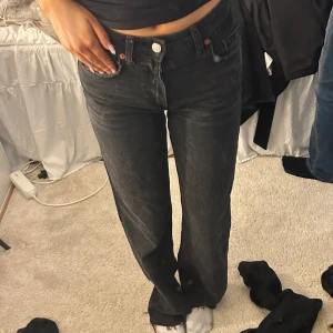 Zara jeans  - Knappt använda , jag har klippt dom så dom passar någon som är 158-164 skulle jag säga 💓nypris är 400kr