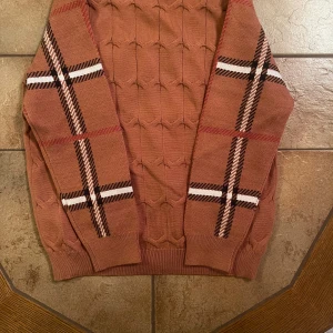 Svarta byxor - Snygga svarta byxor med en klassisk look. Perfekta för en stilren outfit. De har en rak passform och är tillverkade i ett bekvämt material den är helt nya nytt kick det är barn kläder så passa på att köpa kom dm för mer information storleken är från 11-12 år så de barn storlek 