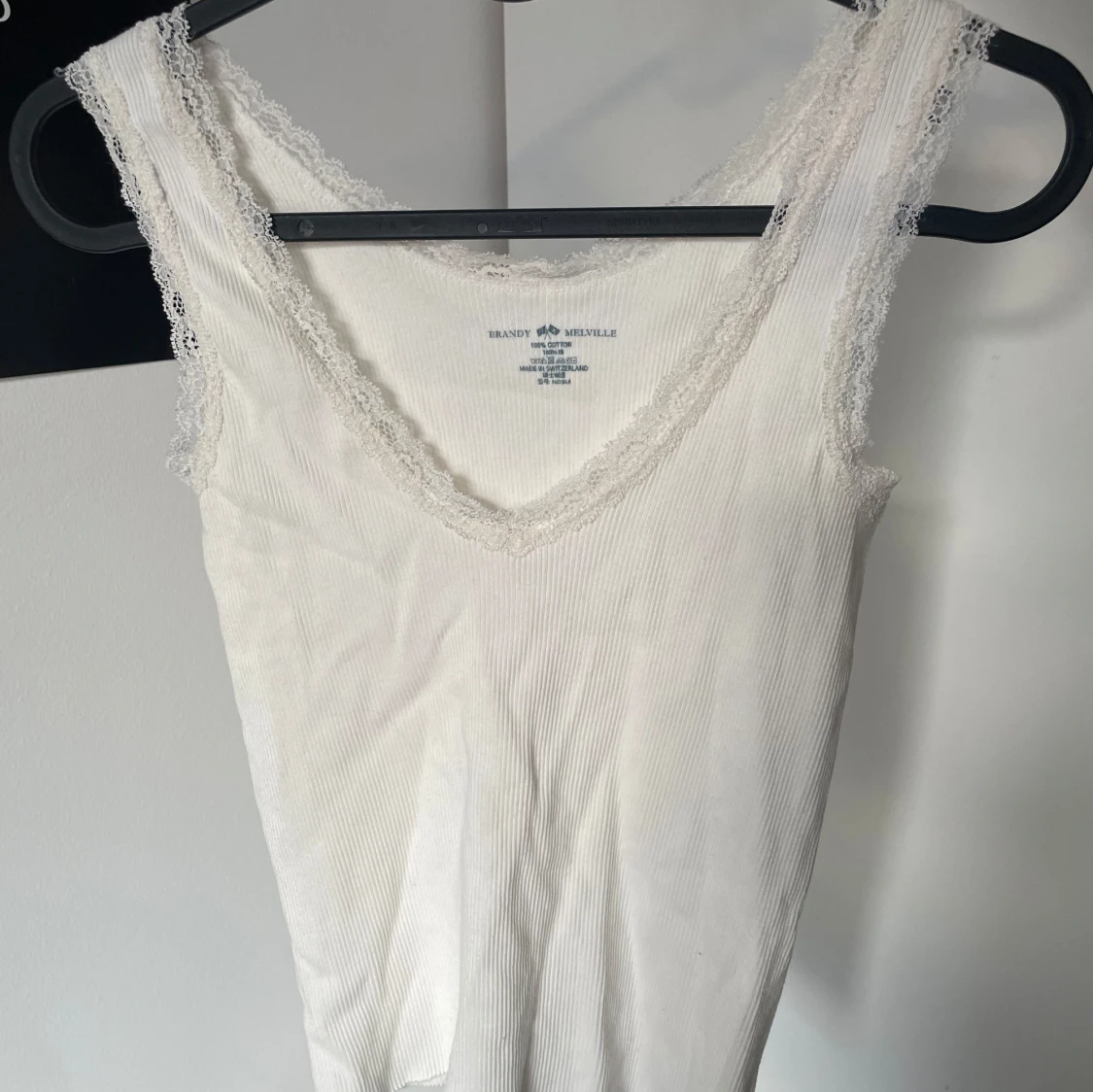 Vit ribbad topp med spets