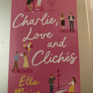 Charlie, Love and Clichés - En romantisk roman av Ella Maise, perfekt för fans av Elena Armas och Ali Hazelwood. Boken handlar om Charlie som arbetar på sin pappas företag och upptäcker att hennes nya chef är en man från hennes förflutna. En berättelse om kärlek, minnen och överraskningar. Har läst några gånger men den är i bra skick ändå! (Köparen står upp för frakt‼️)