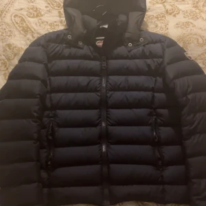 Colmar Jacka  - Säljer nu denna Colmar jacka som är otroligt snygg, köptes till denna säsong men knappt använd. Skick: 9.7/10 | Storlek: S | Pris är inte hugget i sten ‼️