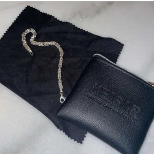 Kejsar silver armband - Säljer ett silver kejsar armband som jag köpt från kesjar för 1199. Armbandet är 4mm brett och 19 cm lång. Pris kan diskuteras vid snabbaffär!