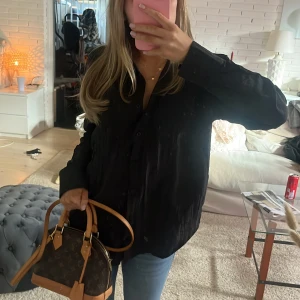 Svart blus - Snygg svart blus med knappar framtill💖 lappar kvar, stl S