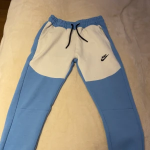 Nike tech  byxor - Säljer dessa där de är för små och de har inga fläckar men man ser att man har använt den innan allt annat är perfekt