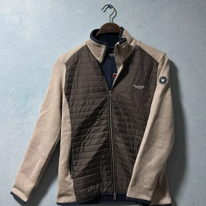 Cardigan jacka från Holebrook Sweden - Säljer en helt oanvänd beige och brun cardigan från Holebrook Sweden, köpt på Alewalds. Den är aldrig använd och nypris ligger på 2499. Jackan säljer jag eftersom den inte satt som jag ville men glömde tyvärr att lämna tillbaka den. Storlek L dam storlek (S herr storlek)Hör av er vid frågor:) Pris kan diskuteras 