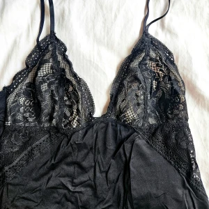 Svart nattlinne/spetsklänning  - Mycket bra skick, inga defekter. Har legat i en låda därav lite skrynklig. Har klippt bort lappen men skulle uppskatta att den är storlek xs/s