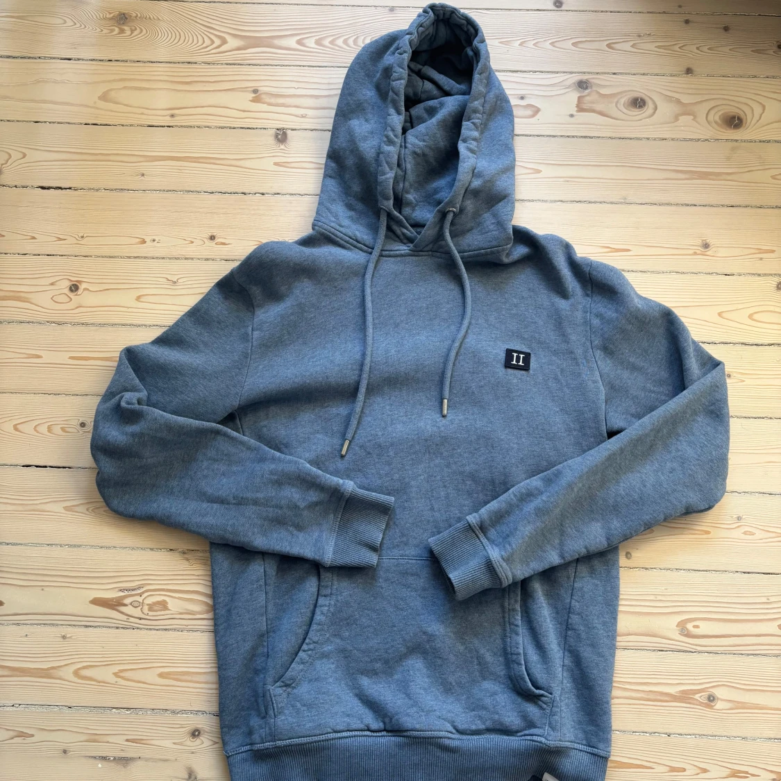 Blå hoodie från Les Deux