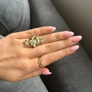 Guldfärgad ring med blommor från Ioaku - Endast testad och är slutsåld på hemsidan💞💞