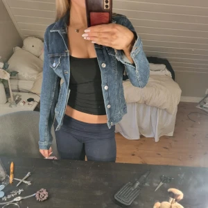 Blå jeansjacka - Säljer en klassisk blå jeans jacka då jag aldrig har använding av den.. Jackan har en normal passform och är perfekt för vår och höst!🥰