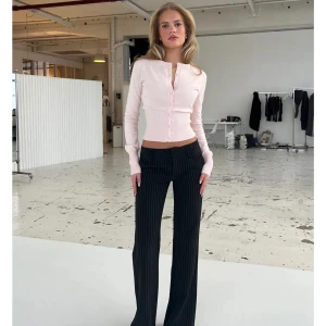 Svarta randiga kostymbyxor - Köpte dessa från venderbys värde 700kr i fel storlek dem är inte använda tänkte se om någon vill köpa dem eftersom jag måste betala 200kr i frakt för att skicka tillbaka dem.