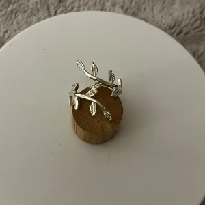 Silver ring med löv design  - Jätte snugg ring med löv design. Oanvänd och nyskick. Kommer i ask, kontakta för fler bilder och pris kan diskuteras🤍