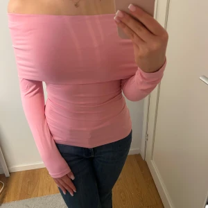 Rosa offshoulder topp  Zara - Säljer en snygg rosa offshoulder topp från Zara. Endast använd en gång. Jätte skönt material💕