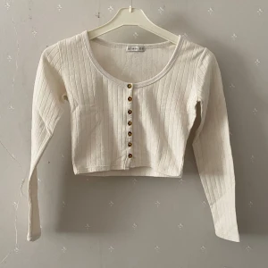 Croppad tröja  - Säljer en croppad top från Cotton on. Använd flertal gånger men är i mycket fint skick.