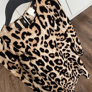 Leopardmönstrad klänning från H&M - Snygg leopardmönstrad klänning från H&M med långa ärmar och dragkedja i ryggen. Perfekt för att sticka ut med ett djärvt mönster. Klänningen har en normal passform och är gjord i ett mjukt material. Puffärmar vilket gör att looken ser mer lyxig ut 💕🌸Skickas mot frakt eller ses i Norrköping! 