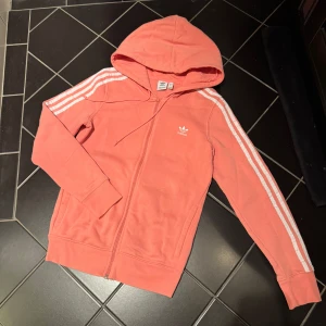 Hoodie från Adidas - Perfekt för en avslappnad stil. Storlek S