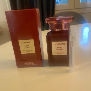 Tom Ford Lost Cherry Eau de Parfum 10ml - Säljer en lyxig Tom Ford Lost Cherry Eau de Parfum i en elegant röd flaska på 100 ml. Doften är känd för sina rika och sensuella noter av körsbär, mandel och tonkaböna. Perfekt för den som vill ha en unik och förförisk doftupplevelse. Inkluderar originalförpackning.