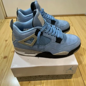 Jordan 4 University Blue - Helt nya Jordan 4 University Blue, 10/10 skick. Säljs pga de inte kommer till användning. De är endast använda 1 gång, men det finns inga tecken på att de är använda, de har inga skador eller liknande. Riktigt bekväma och fina, rekommenderar starkt!