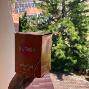 Sunsilk Power Shot Treatment - Säljer Sunsilk Power Shot Treatment för skadat hår men även för att få lent och glansigt hår i över 5 dagar.  Varje förpackning innehåller 20 ml av en intensiv behandling som hjälper till att reparera och stärka håret. Perfekt för att ge ditt hår en snabb boost av näring och glans.men jag brukar andväna dom som en vanlig hårmask.man sköljer först håret och sen tar du i hårmasken och gnuggar sen väntar du 3 minuter innan du sköljer ut den.❤️