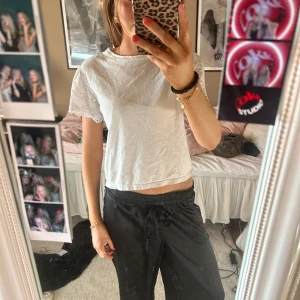 Vit t-shirt med broderi - Vit kortärmad tröja med broderi