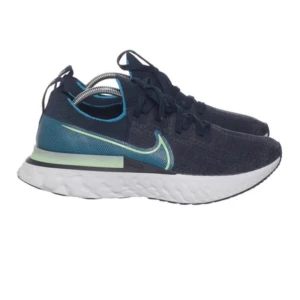 Nike Reackt infinity - "Jag säljer ett par använda Nike skor i storlek 43 och de ligger i ett jättebra skick! Jag har använt dem i två veckor. Om du är intresserad eller vill diskutera priset elle vid mer frågor , tveka inte att skriva till mig!"