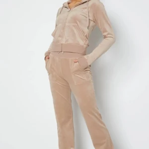 Juciy tröja  - Storlek m men passar även xs o s! Älskar älskar denna tröja den är så skön❤️nypris är 1300❤️