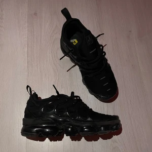  Nike Vapormax  - Säljer ett par svarta Nike vapormax.har användigt de ett litet tag men har valt att sälja de pga de har blivit för små för mig.Skorna är i bra skick.Priset kan diskuteras via Dm