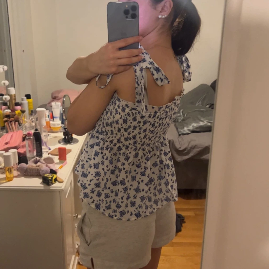 Blommig ärmlös topp med knytband - 1