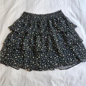 Volangkjol - Mycket bra skick, använd fåtal gånger. Resår i midjan.