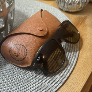 Svarta solglasögon från Ray-Ban - Snygga svarta solglasögon från Ray-Ban  modellen boyfriend, perfekta inför sommaren säljs då de inte kommer till användning kan gå ner i pris vid snabb affär 
