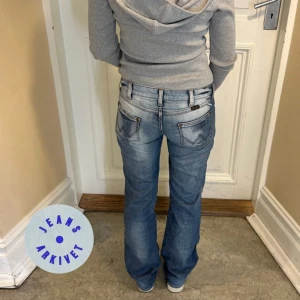 Wrangler jeans - Wrangler jeans med cool tvätt W28 L32 Midjemått: 40x2cm  Innerbenslängd: 80cm, köpta här på plick men säljer vidare ❣️Skit snygga bootcut