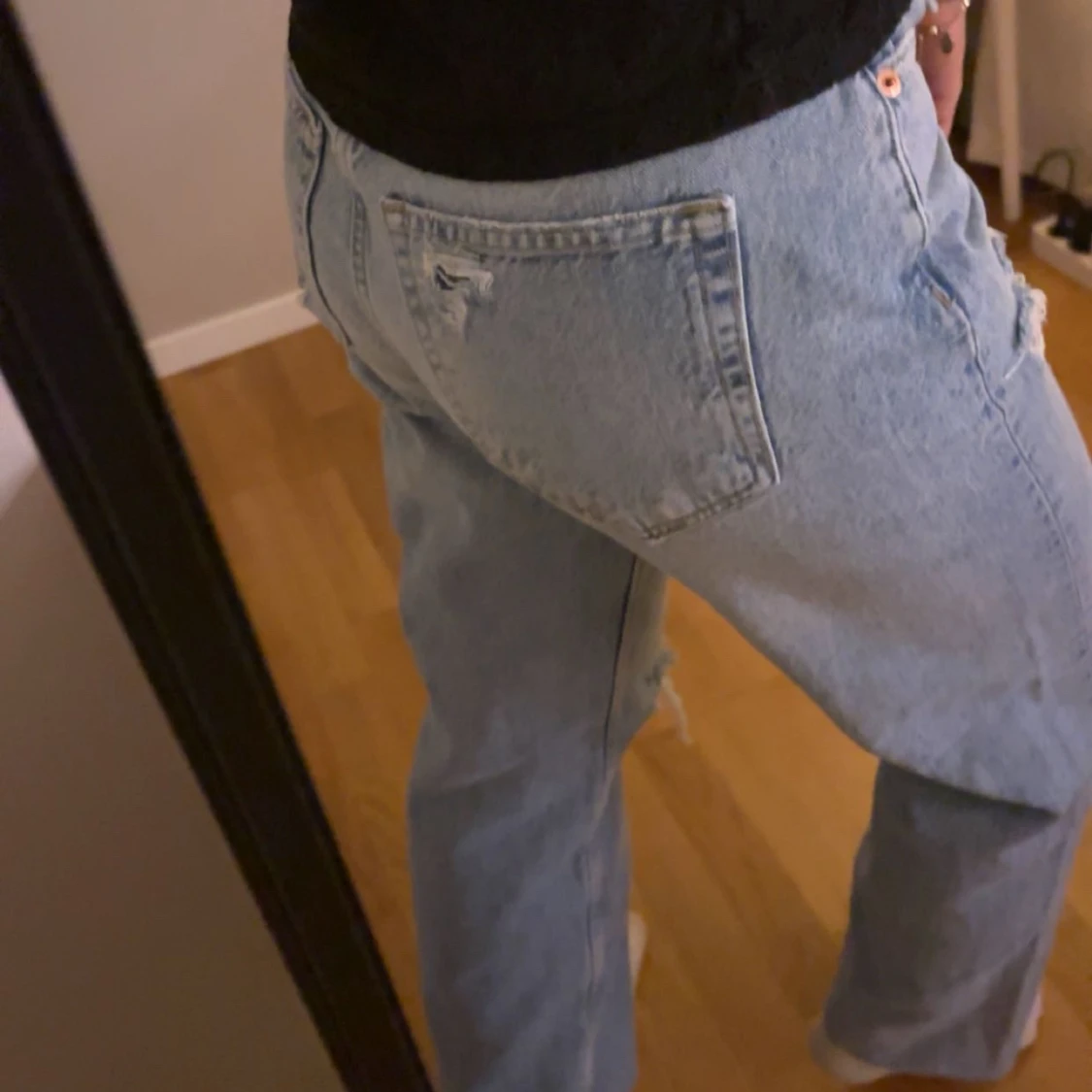 Ljusa jeans med slitningar - 2