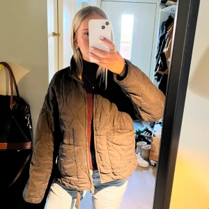 Grå zara jacka - Snygg och trendig quiltad jacka från zara, ny pris 860❤️Säljer men kan även tönka mig att byta mot en i vit/grön!