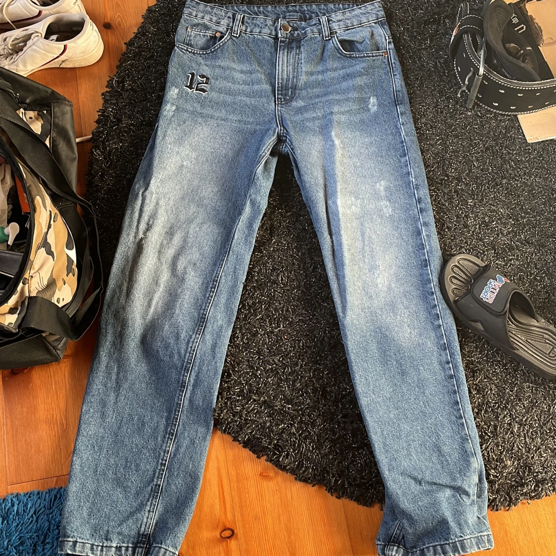 Blå jeans med tryck - 1