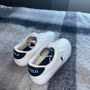Polo Ralph Lauren  - Riktigt schysta Ralph Lauren skor i storlek 37. Skorna har små skador eftersom dessa är använda! Ett av skornas snören har gått upp lite men absolut inget stort.  Hör av dig vid fler frågor.